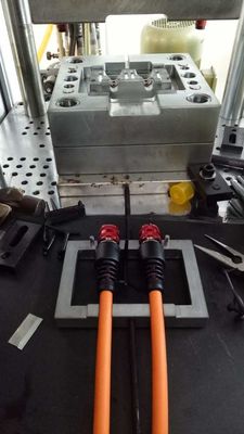 45Т пластиковый вертикальный инжекционный литейный станок 110 Cm3 Теоретический объем выстрела Для защитника ПВХ